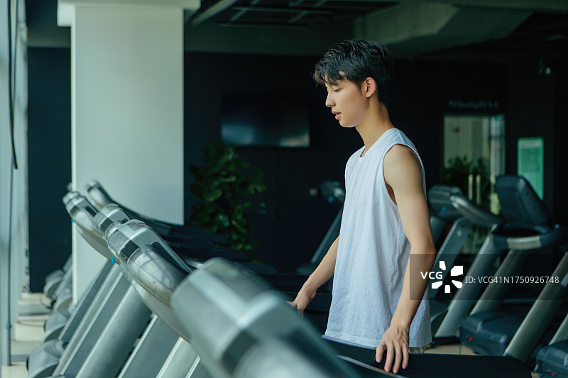 男子专注于跑步健身，健康生活方式图片素材