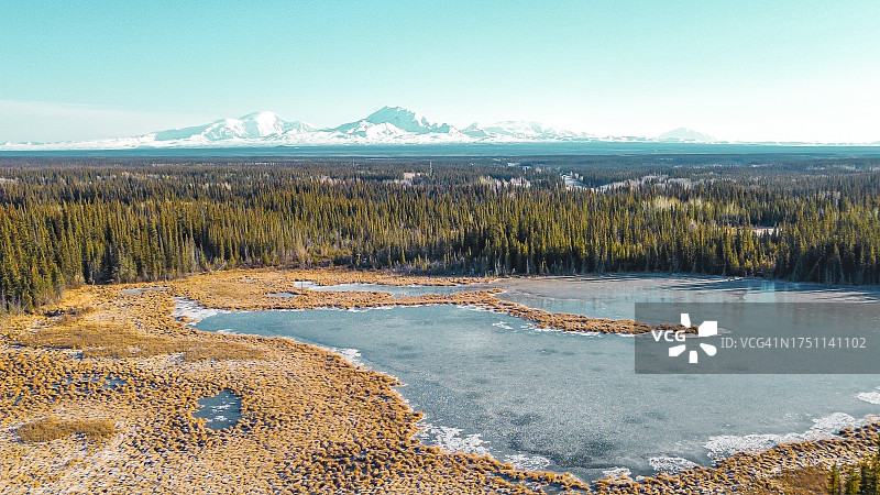 阿拉斯加内陆的冰冻湖泊图片素材