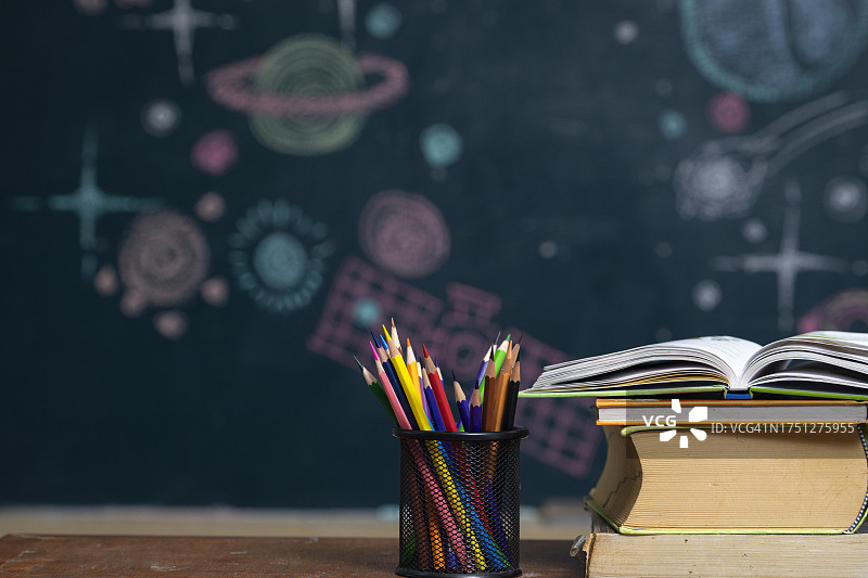 返校季学习用品：书籍与黑板图片素材