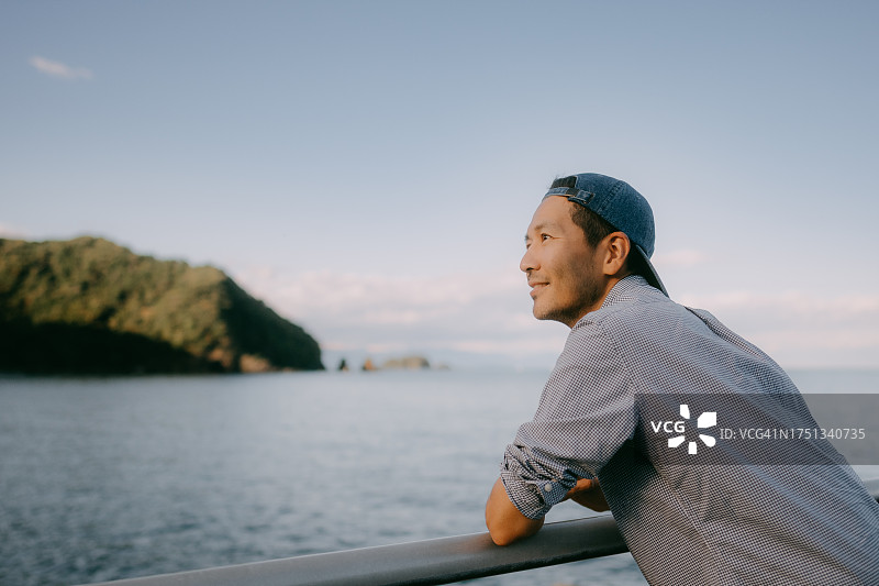 男人看着大海图片素材