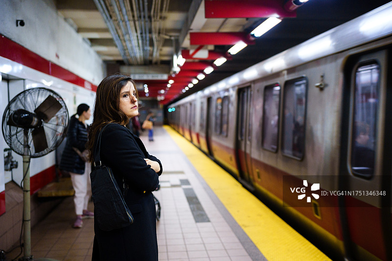 在地铁站的女人图片素材