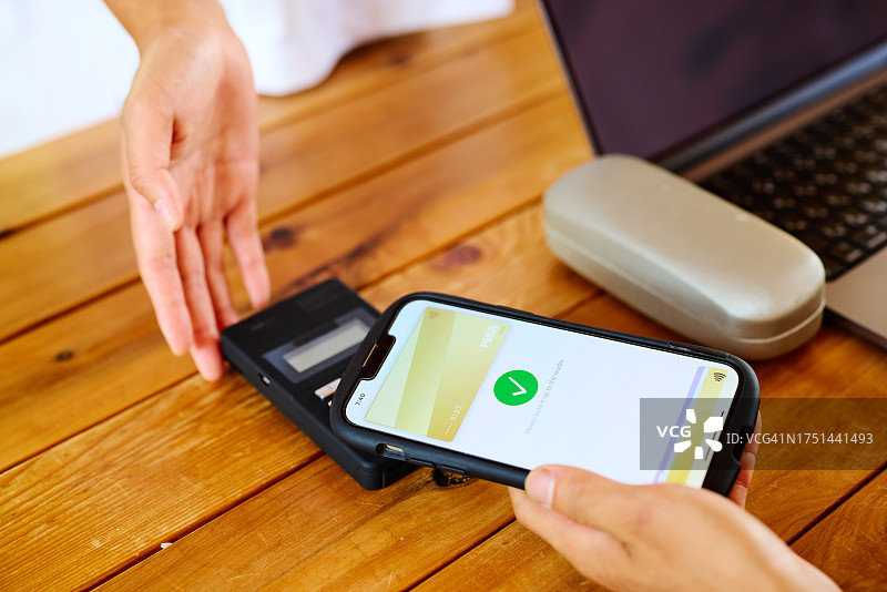 特写：通过B类近场通信标准进行非接触式支付的钱包智能手机图片素材