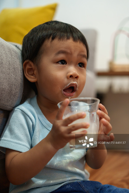 可爱的亚洲小男孩在喝牛奶图片素材