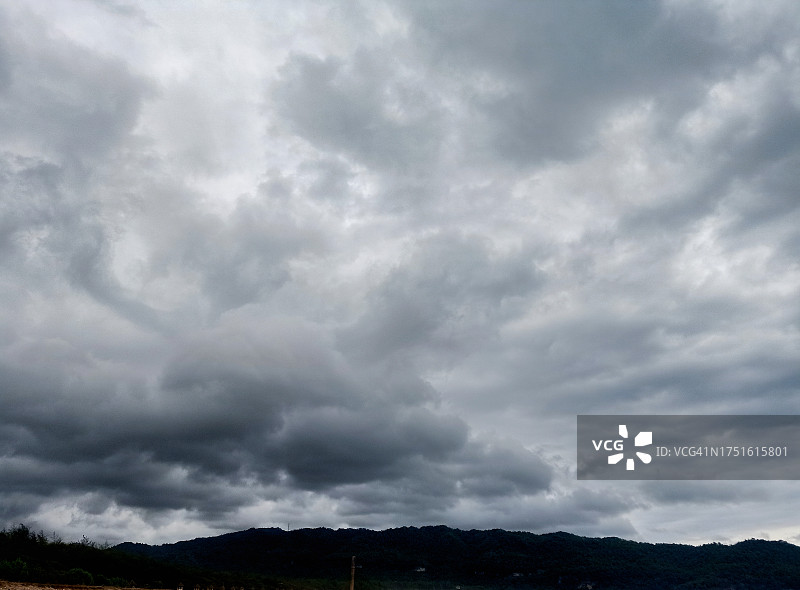 乌云是恶劣天气的征兆图片素材