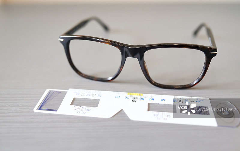 尺子、眼镜和测量镜框，包含镜片和视力，视力保健与选择和眼保健背景图片素材