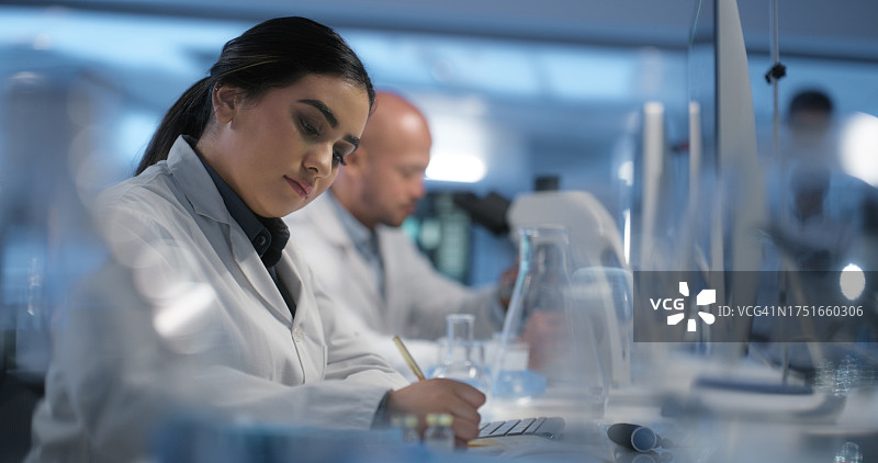 在实验室做研究的女科学家图片素材