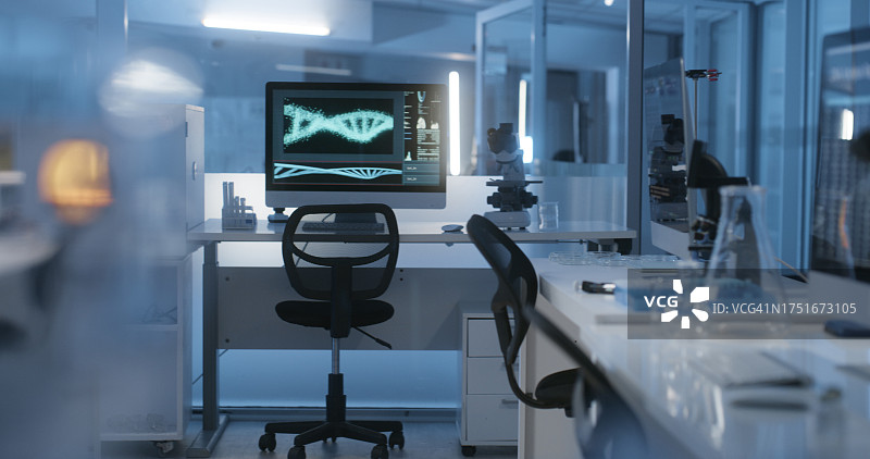 用于DNA研究、分析或医学研究的电脑、科学仪器或空实验室，用于测试、医学创新或病毒基因的背景、微生物设备或放大工具图片素材