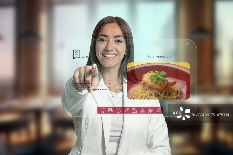 女人使用未来感的手机APP点餐图片素材