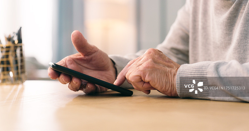 老年人在家中使用智能手机图片素材