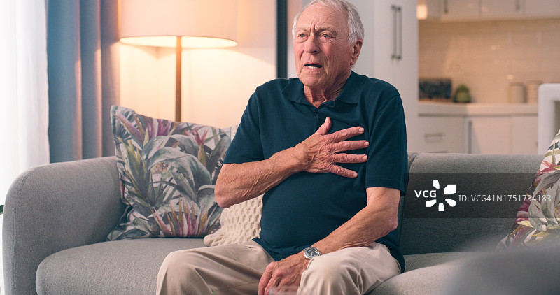 老年男人突发心脏病，感到压力和痛苦图片素材