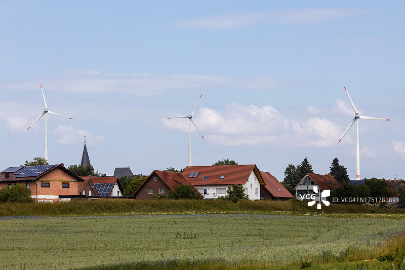 村庄附近的風力渦輪機图片素材