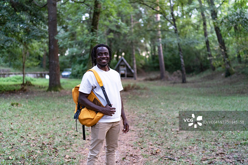 森林里的男性徒步旅行者肖像图片素材