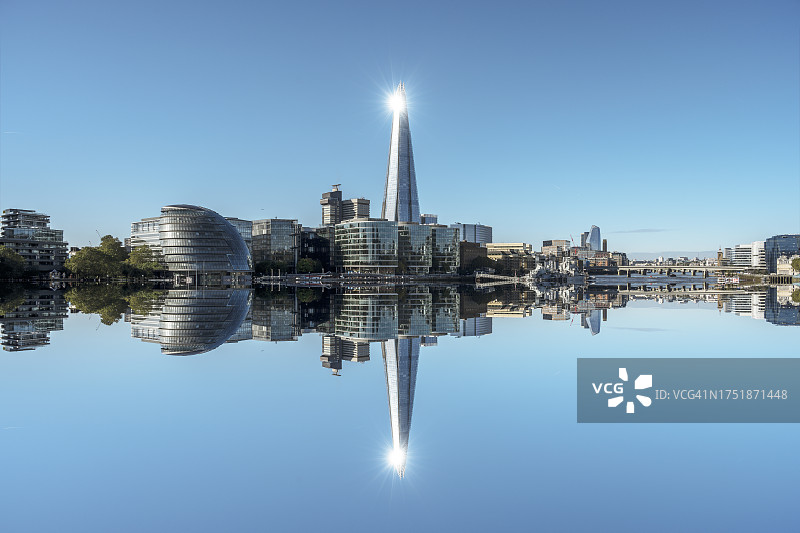 伦敦南华克天际线镜像双重曝光图片素材