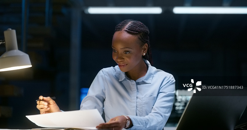 非洲商务女士，夜间办公室财务研究图片素材