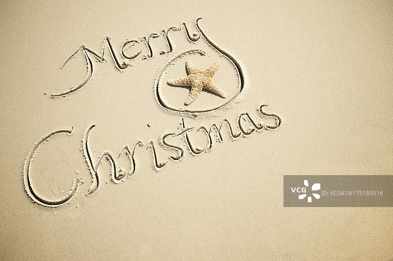 沙滩上手写圣诞祝福与海星图片素材