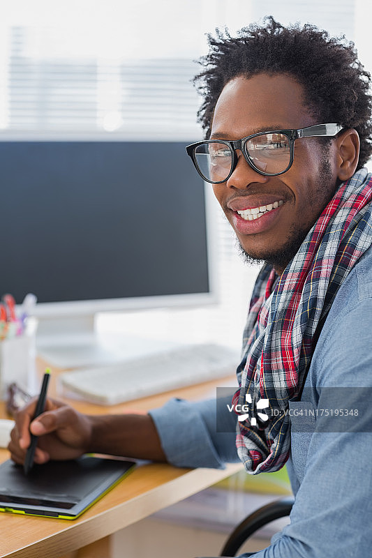 使用图形平板的快乐的平面设计师图片素材