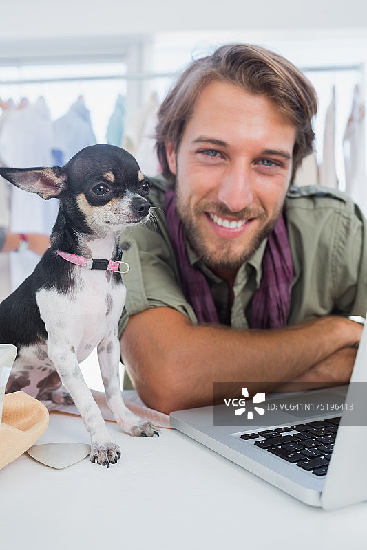 时装设计师和小狗图片素材