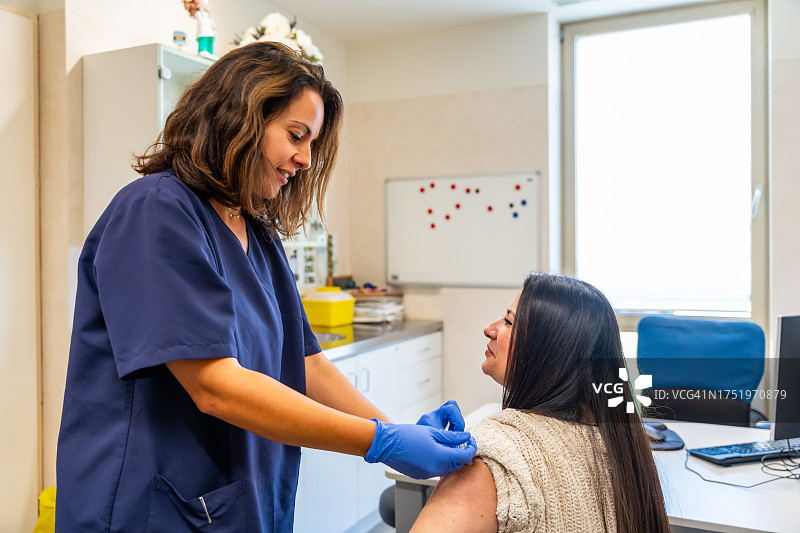 护士在医疗中心注射流感疫苗，对抗冬季感染图片素材