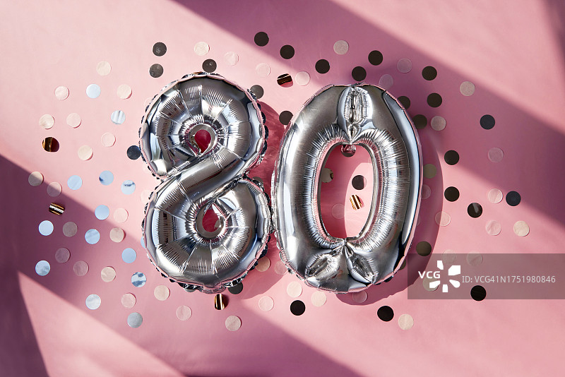 银色数字80与粉色气球阳光背景图片素材