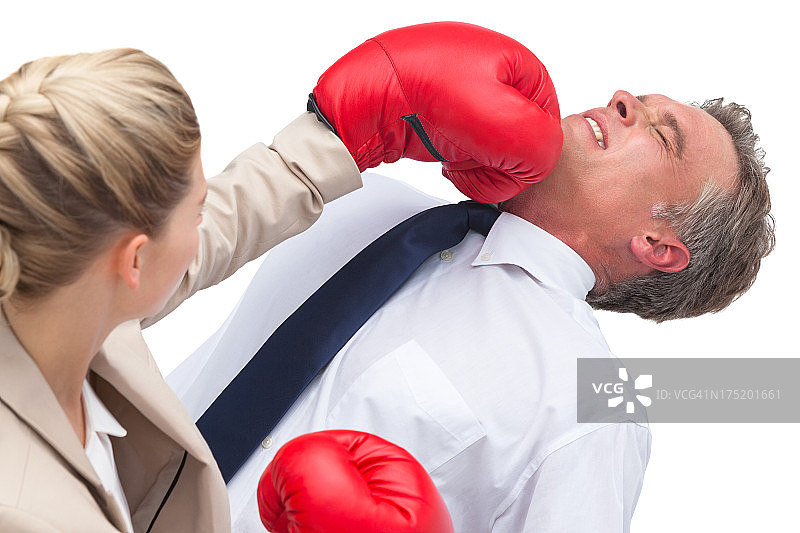 女商人与同事拳击图片素材