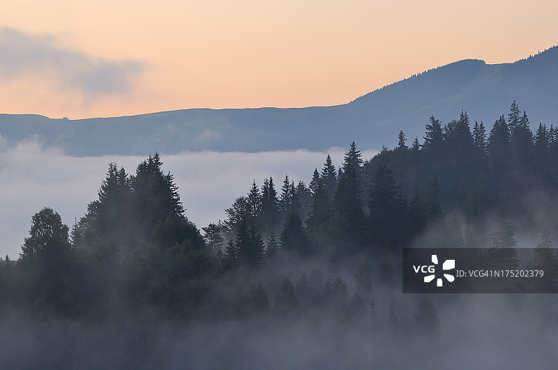 山间黎明时的神秘雾气图片素材