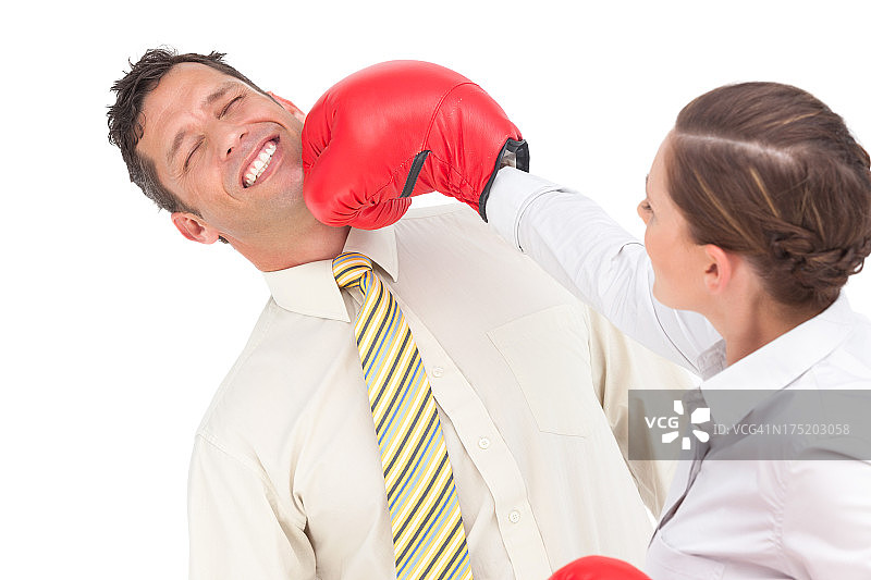 女商人用拳击手套击倒男商人图片素材