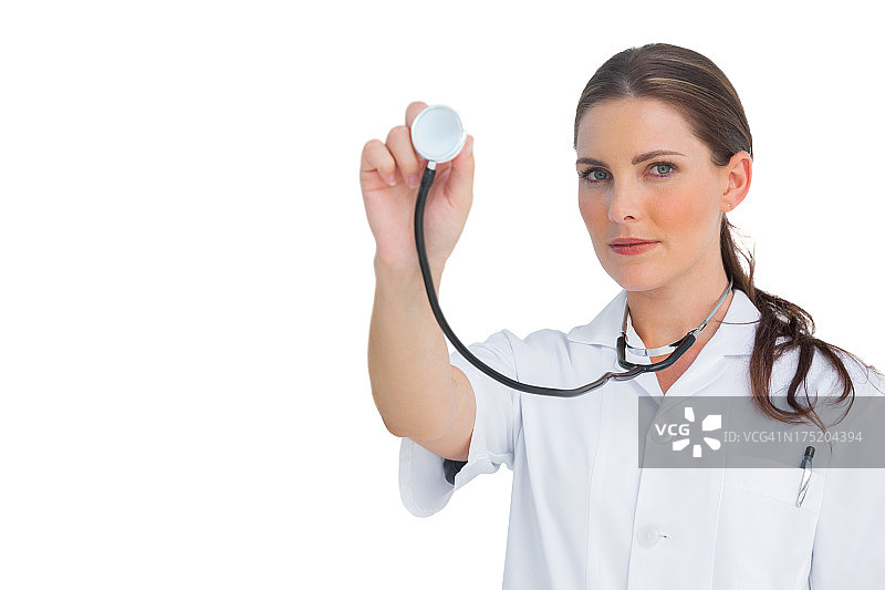 表情严肃的护士举起听诊器图片素材