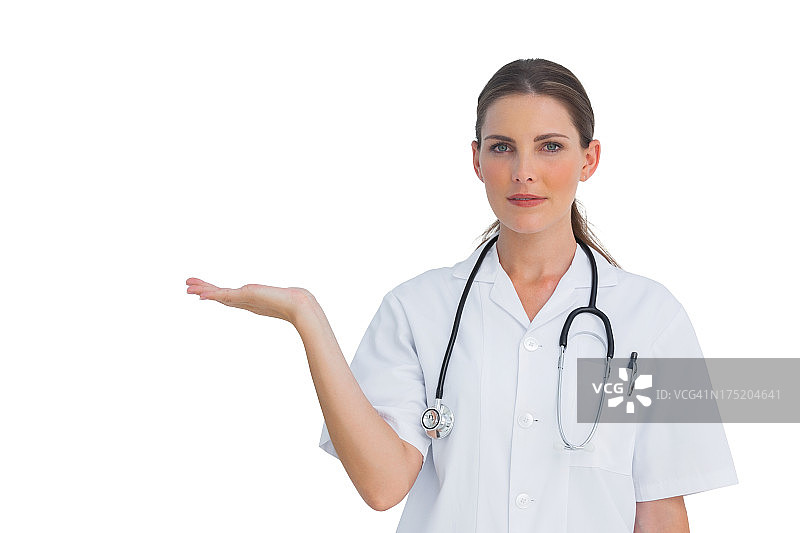 展示某物的严肃护士图片素材