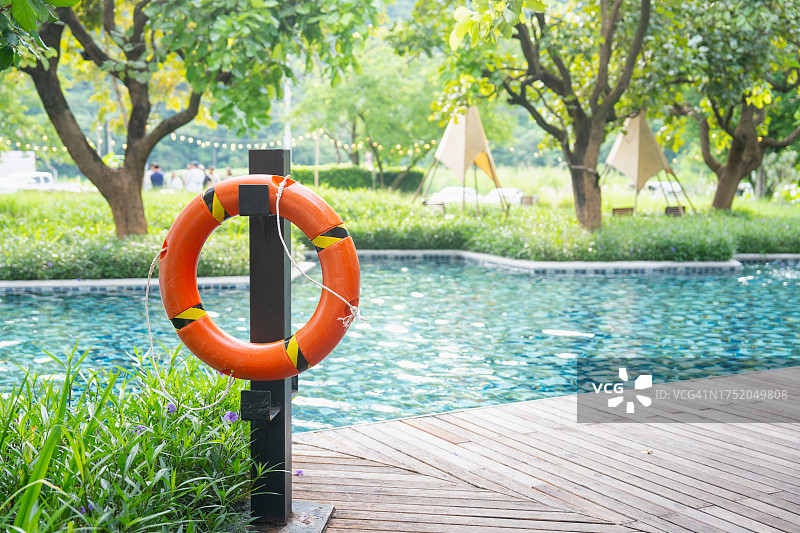 泳池边的救生圈图片素材
