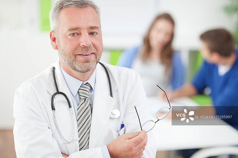 医生在他的办公室里图片素材