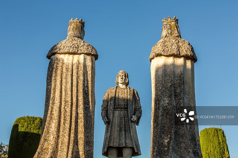 天主教国王城堡中的天主教君主雕像图片素材