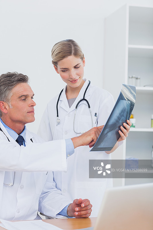 医生指示放射线照片图片素材