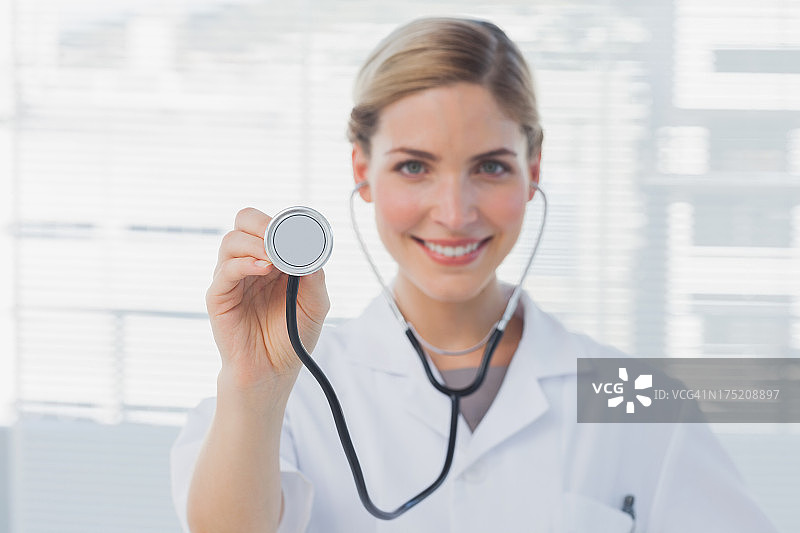 展示听诊器的漂亮护士图片素材