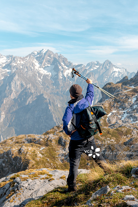 登山者在高山上徒步旅行图片素材