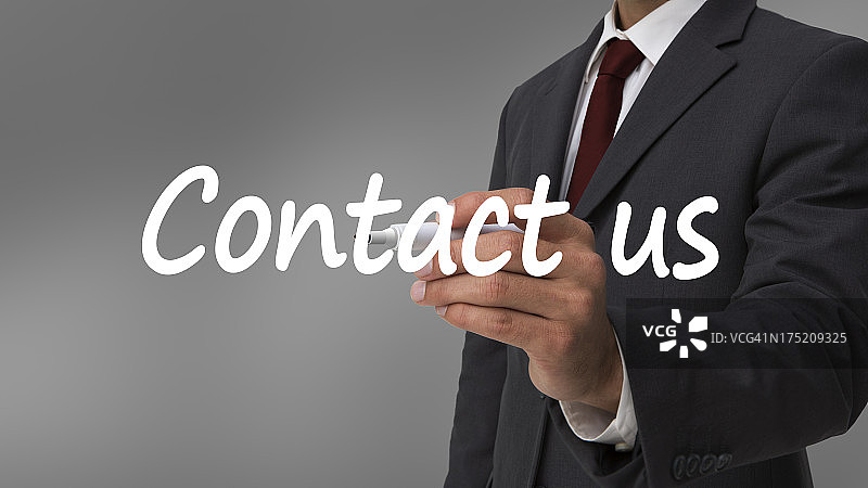 商人用马克笔写下“联系我们”图片素材