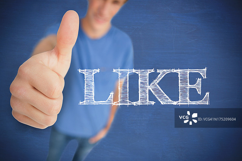 男人在“赞”字旁边竖起大拇指图片素材