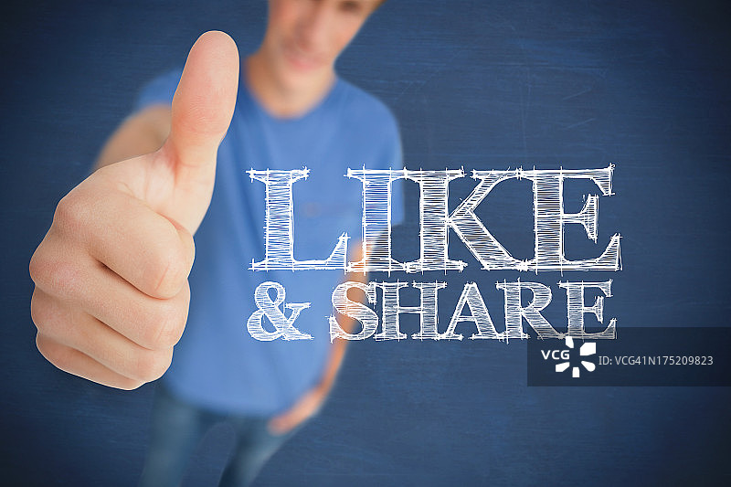男人在点赞和分享旁边竖起大拇指图片素材