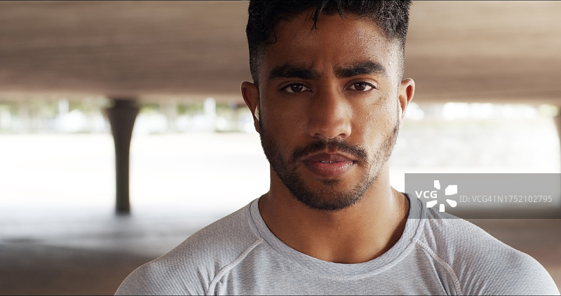 户外健身： мужчина的耐力训练图片素材