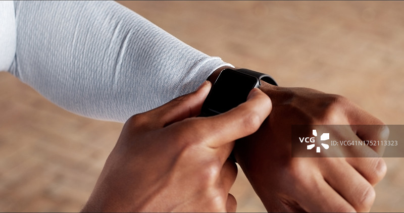 手、健身人士与智能手表，用于户外锻炼或查看运动表现。跑步者特写与秒表，检查健康训练进度、心肺计时器或数字运动装备图片素材