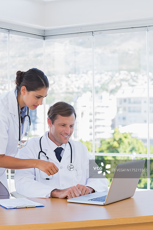 一起使用笔记本电脑的医生图片素材