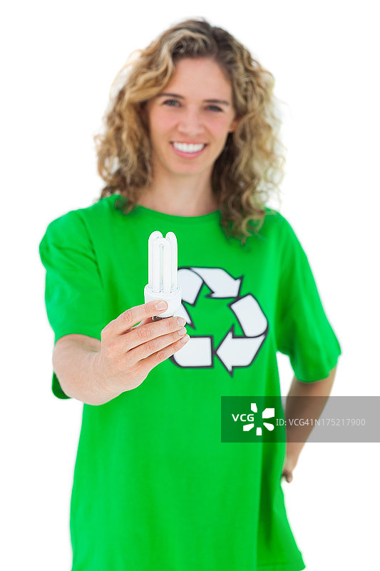 快乐的环保活动家拿着灯泡图片素材