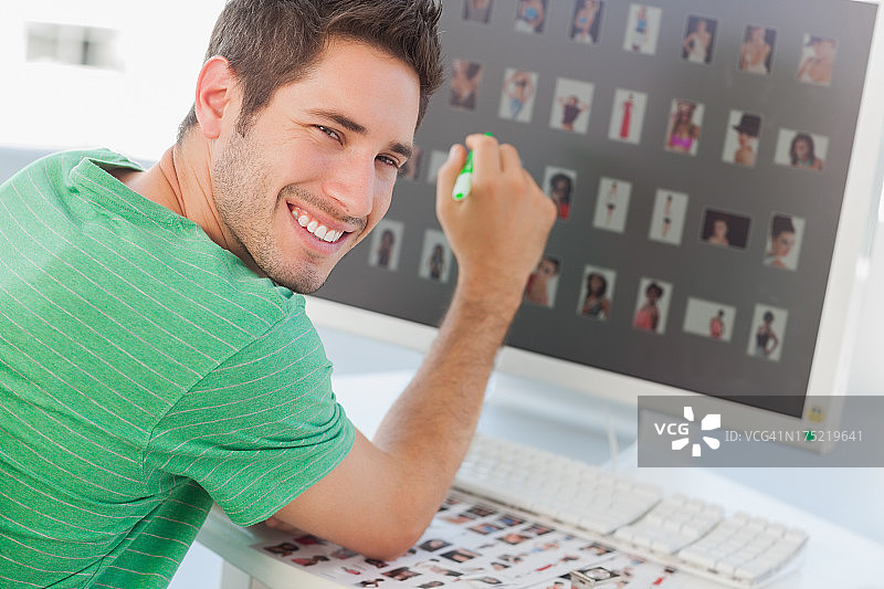 快乐的图片编辑指着屏幕图片素材