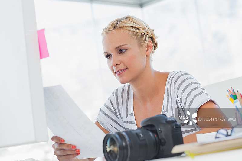 照片编辑者正在查看样片图片素材