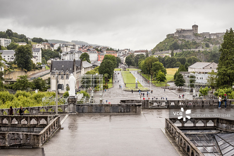 从卢尔德圣母朝圣地眺望卢尔德市图片素材