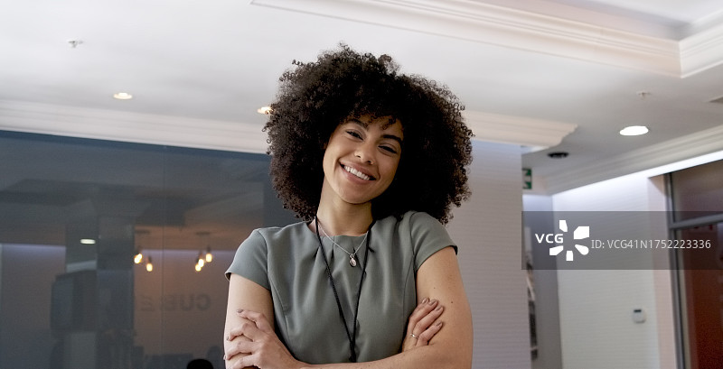 交叉双臂的职场女性肖像图片素材