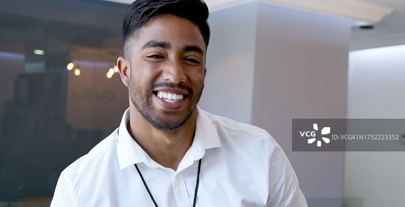 办公室里笑容满面的年轻男商人图片素材