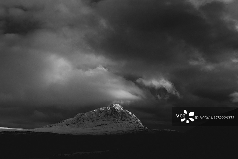 白雪皑皑的苏格兰山脉黑白图像图片素材