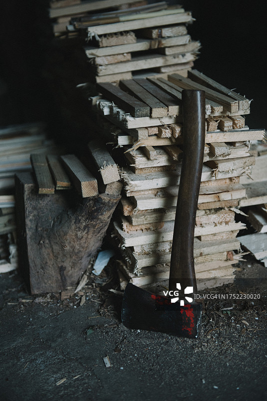 整齐堆放的引火柴和斧头图片素材