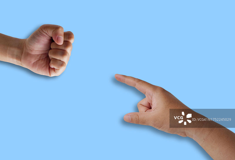 蓝色背景上的女子手部图片素材