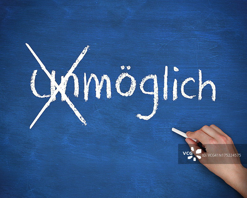 男人书写moglich图片素材